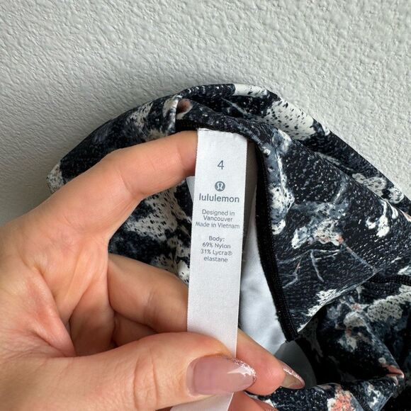 Lululemon Size 4 Small Wunder Under Crop Hi-Rise 21" Inseam Floral Luxtreme - Picture 4 of 4